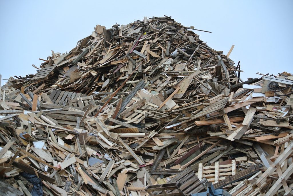 Déchets palettes en vrac. Déchets des entreprises